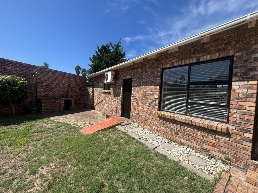 2 Bedroom Property for Sale in Summerstrand Eastern Cape